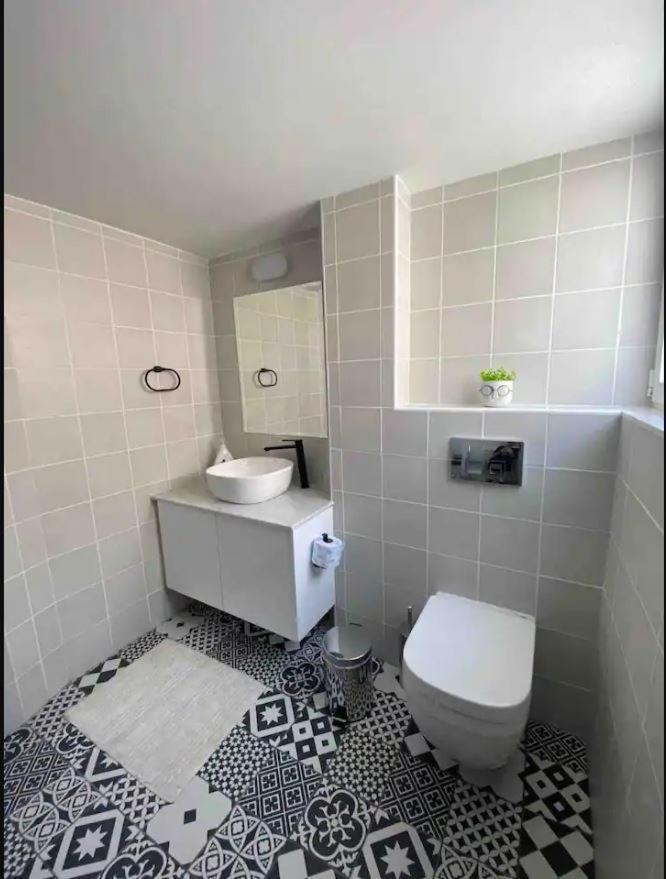 2 Bedroom Apt In Ermou 4 Minute Walk Beach Larnaka Exterior foto